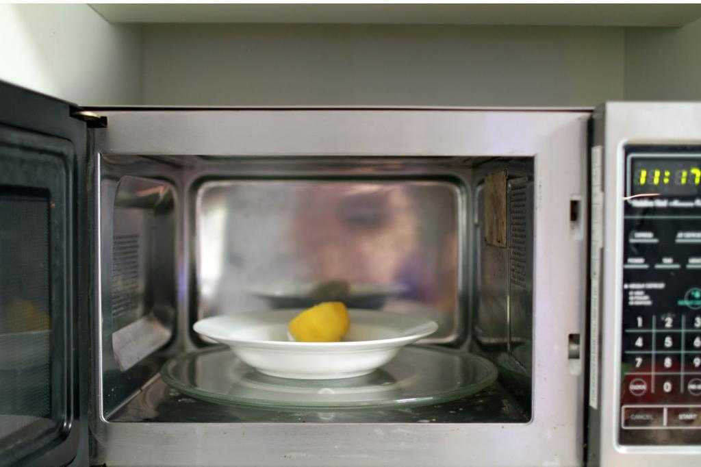 Как быстро очистить микроволновку изнутри от жира лимонной кислотой в домашних условиях