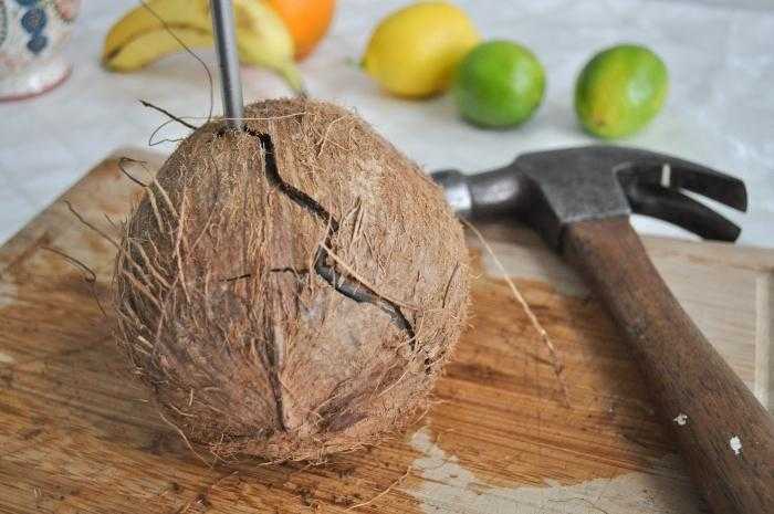 Как легко открыть кокос в домашних условиях