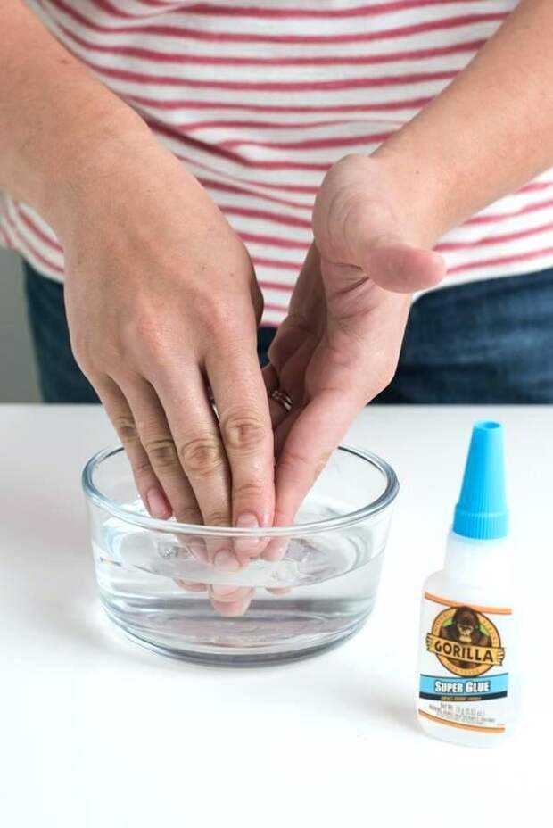 Чтобы отмыть суперклей, например, клей Момент с кожи рук, можно помыть их с мылом, добавив немного уксуса. Если этот способ не помог - поможет жидкость для снятия лака.