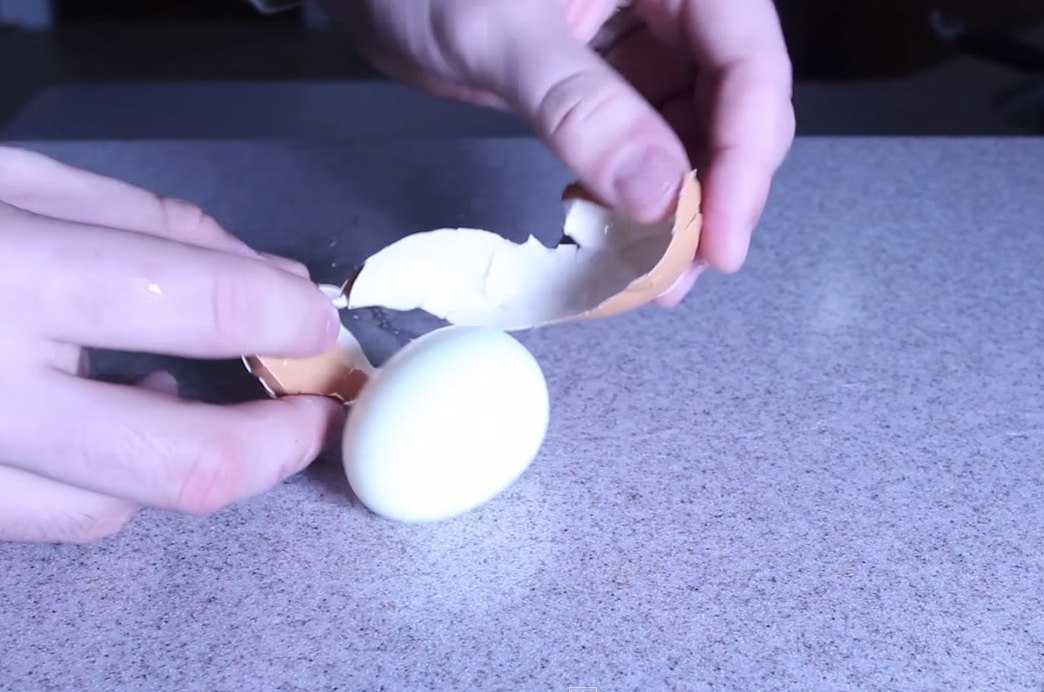 Как быстро остудить варёные яйца и сделать так, чтобы они легко чистились