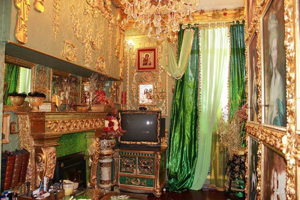 Дом Дмитрия Маликова на рублевке: фото. Внутри дом - об этом можно судить по фото - довольно стильный и шикарный. Венецианская штукатурка, антиквариат.