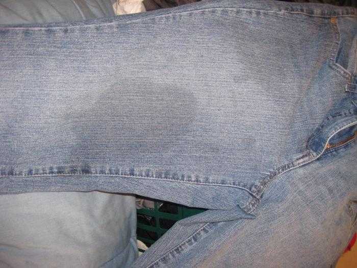 Чем и как отстирать жирное пятно на джинсах?
