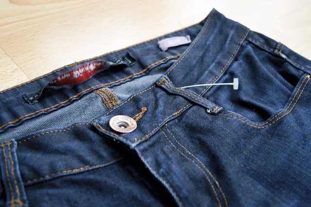 Красятся джинсы — что делать? 3 способа решения проблемы