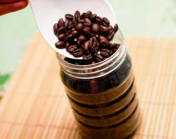 Кофе портится от посторонних запахов, от окисления, если хранится в неплотно закрытых банках. Хранить кофе лучше в стекле, худшее место - пластиковые контейнеры.
