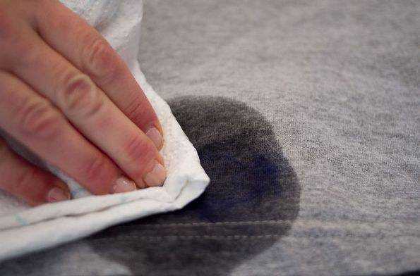 Эффективные методы, как вывести жирное или масляное пятно с куртки: изучаем основы очистки