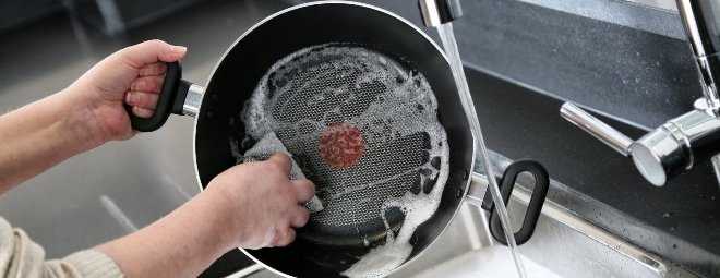 Как почистить (отмыть) керамическую сковороду от нагара: внутри, снаружи