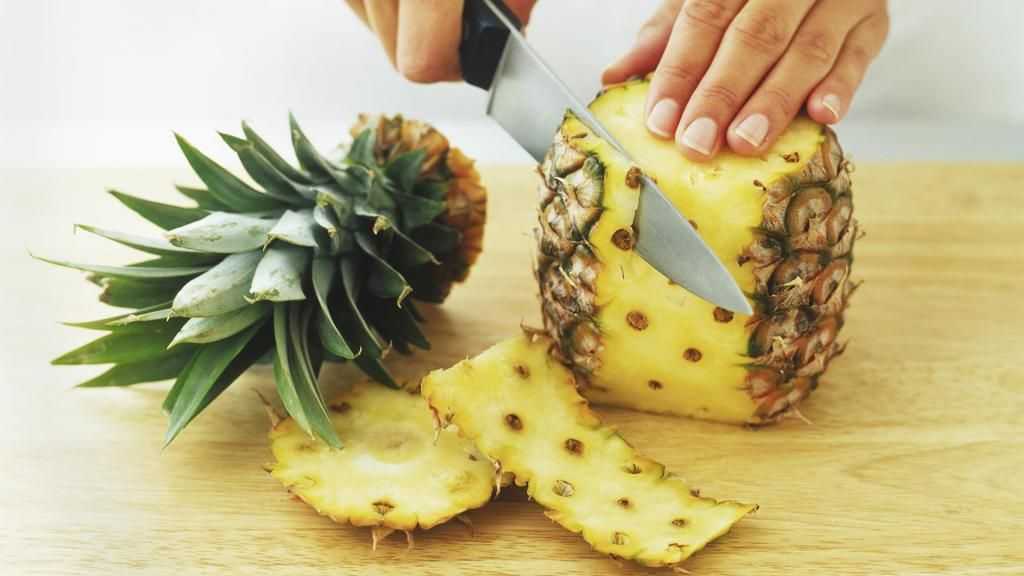 Чтобы быстро порезать ананас, нужно запастись острым ножом, потому как этот фрукт жесткий. Существует несколько способов нарезки: компактные и красивые.