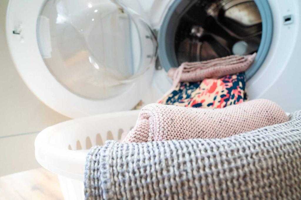 Как стирать шерстяные вещи в стиральной машине, при какой температуре