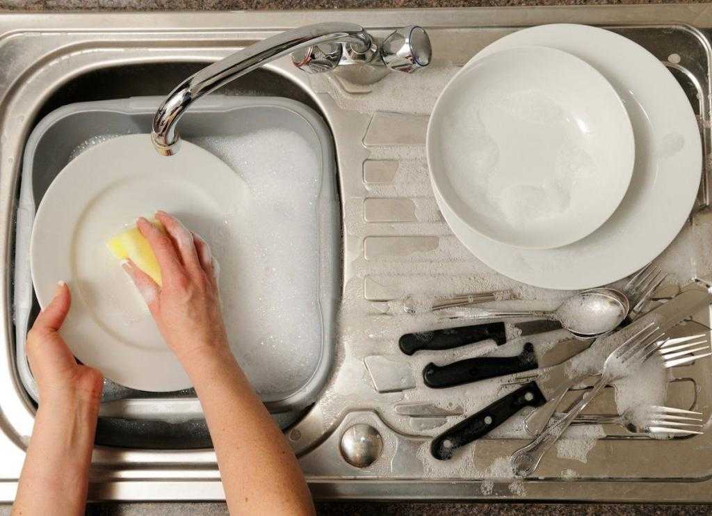 Чтобы быстро помыть посуду, во-первых, не нужно откладывать мытье на потом, потому что не засохшую тарелку вымыть гораздо легче, чем целую раковину.