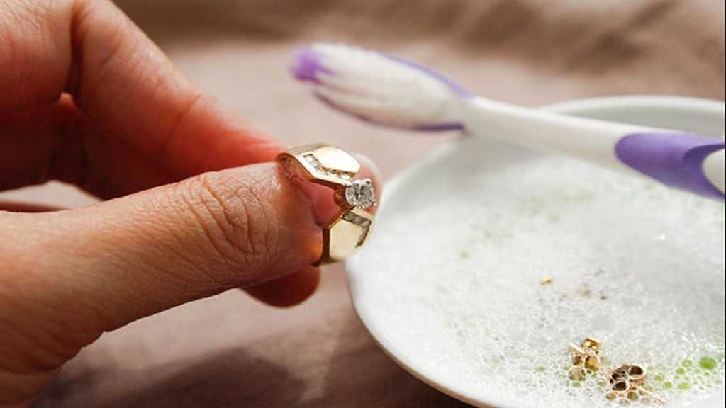 Как почистить белое золото с бриллиантами в домашних условиях? чем чистить кольцо с драгоценными камнями