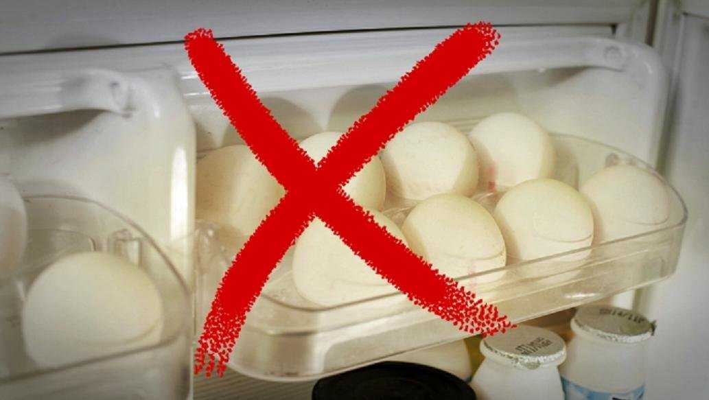 Почему сырые яйца нельзя хранить в холодильнике. Яйца на дверце холодильника. Яйца в холодильнике. Хранение яиц в холодильнике на дверце. Холодильниковые яйца.