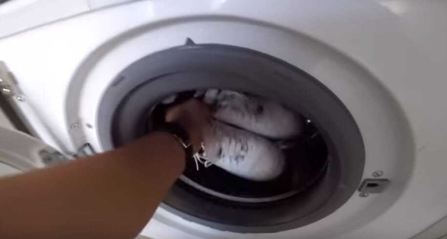Как стирать кроссовки в стиральной машине и можно ли?