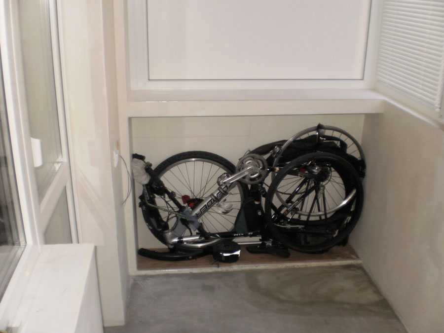 Перед хранением велосипед нужно помыть, резину колес - обработать силиконом. Хранить можно в подвешенном состоянии, повесив не стену. Если держать на полу - то необходимо