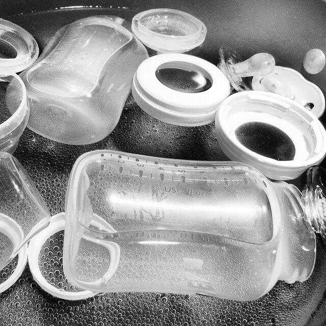 Как стерилизовать бутылочки в микроволновке?