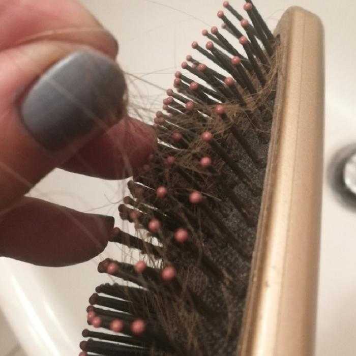 Как почистить расческу для волос?