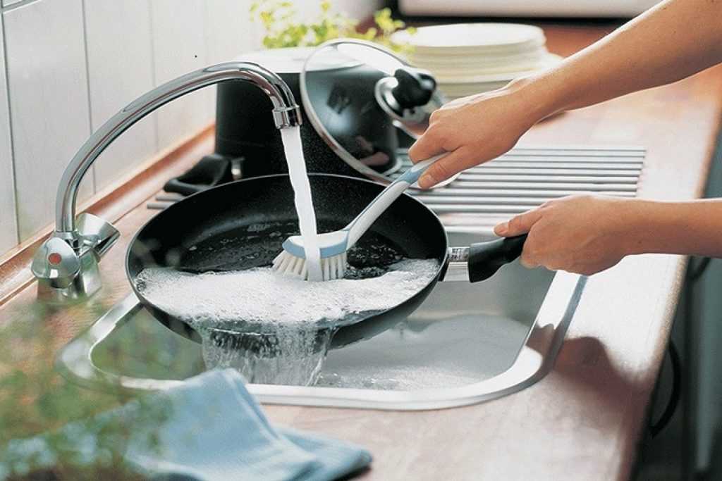 Чем можно помыть посуду без моющего средства