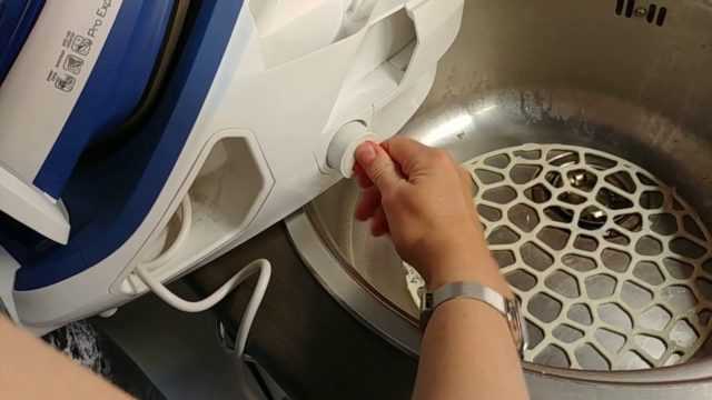 Как почистить утюг от пригоревшей ткани и нагара в домашних условиях