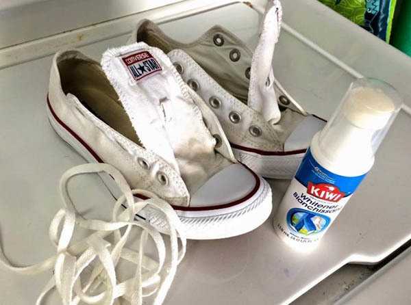Белые кроссовки можно отмыть с помощью зубной пасты, протерев проблемные места щеткой. При сильных загрязнениях поможет лимонный сок, белый краситель или отбеливатель.