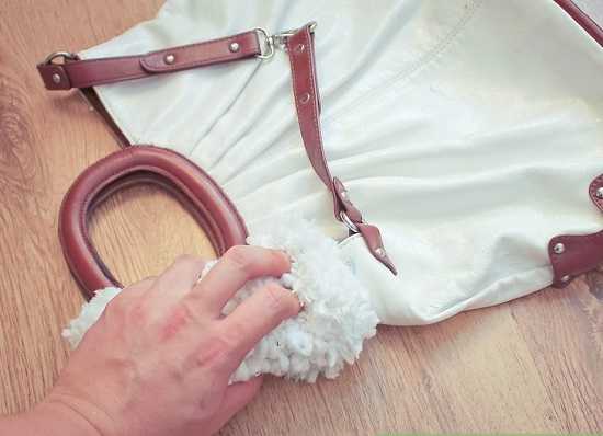 Как почистить белую кожаную сумку: удаляем пятна самостоятельно