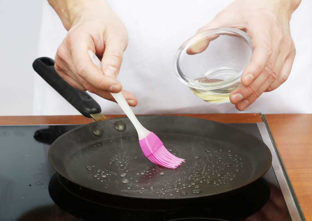 Чтобы почистить чугунную сковороду от нагара, ее нужно сначала хорошо раскалить на плите, а затем резко окунуть в холодную воду. После этого почистить обычной металлической мочалкой.