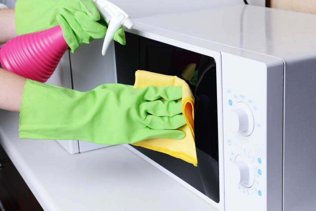 Как убрать запах из микроволновки: средства и способы, как быстро вывести неприятный аромат внутри микроволновой печи
