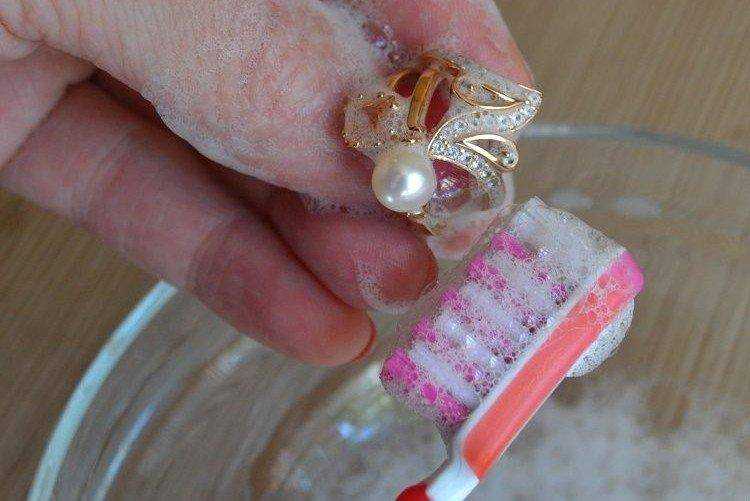 Как почистить золото с бриллиантами: 15 лучших средств в домашних условиях