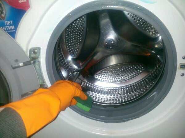 Как убрать затхлый запах из стиральной машины?