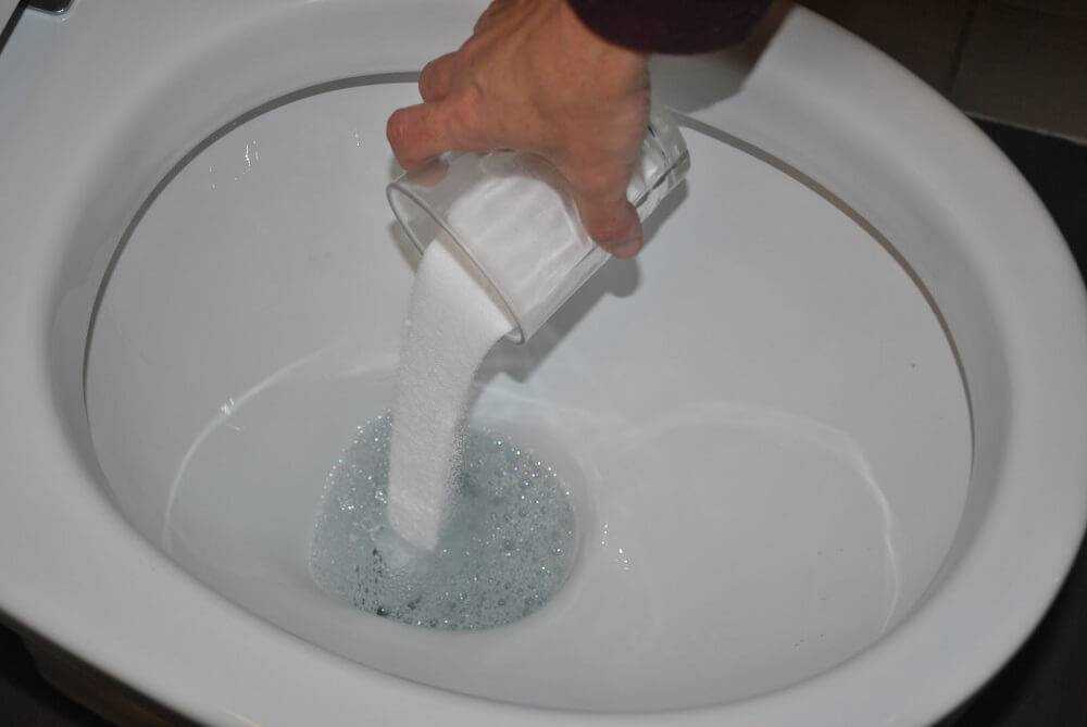 Чтобы самому почистить унитаз в домашних условиях, можно использовать популярные покупные средства: Крот, Тирет. Можно воспользоваться народными средствами очистки: сода, уксус.