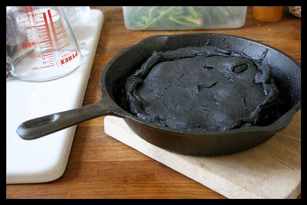 Рецепты и способы, как очистить чугунную сковородку от черного нагара в домашних условиях