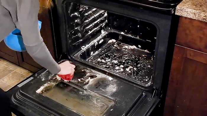 Чем отмыть душевую кабину от известкового налета в домашних условиях? как почистить разводы со стекла, как помыть поверхности народными средствами