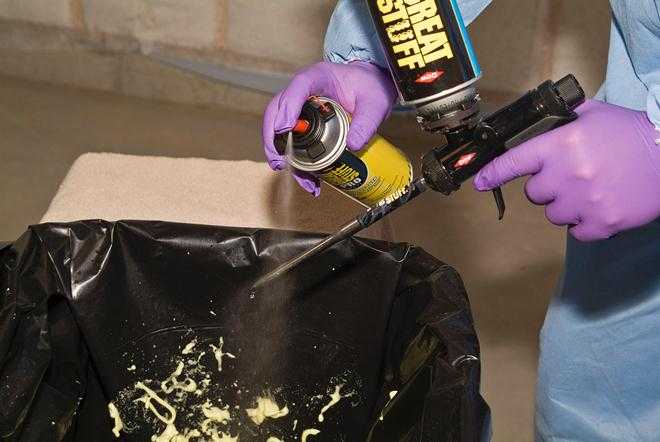 Чем удалить монтажную пену с металлической двери, как смыть свежую и убрать засохшую, чем очистить герметик без вреда для железной конструкции?