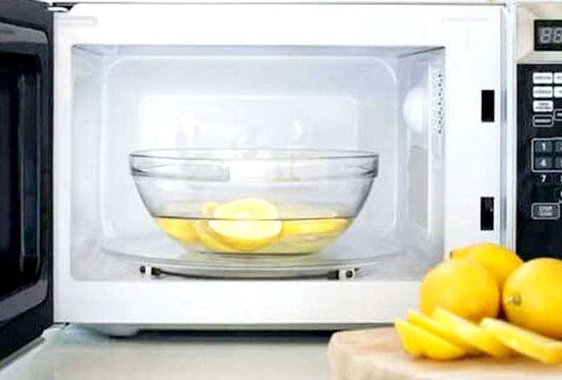 Чистка микроволновки лимоном (или лимонной кислотой) - весьма щадящий метод, который не повреждает эмаль внутреннего корпуса. Нужно выдавить сок из лимона или взять пакет порошка.