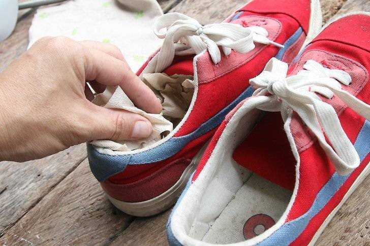 Как быстро высушить кроссовки и другую обувь после стирки или дождя в домашних условиях