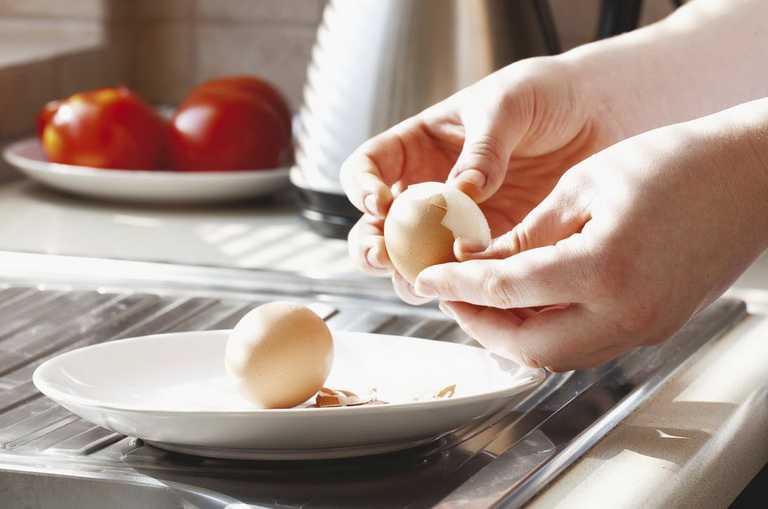 Можно мыть яйца для хранения. Яйца в холодильнике. Куриные яйца в холодильнике. Яйца в холодильнике фото. Яйца в тарелке в холодильнике.