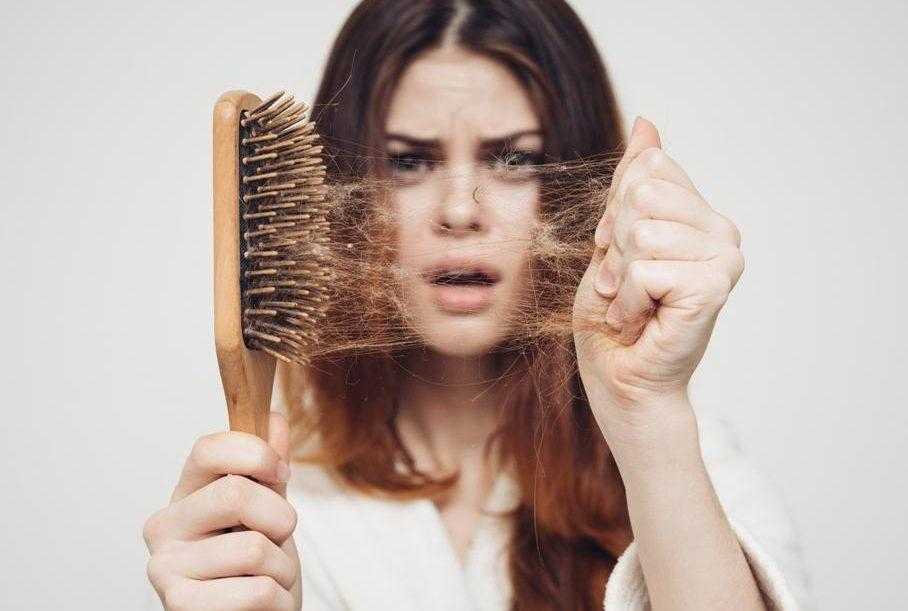 Как быстро очистить расческу от волос и отмыть ее от грязи в бытовых условиях