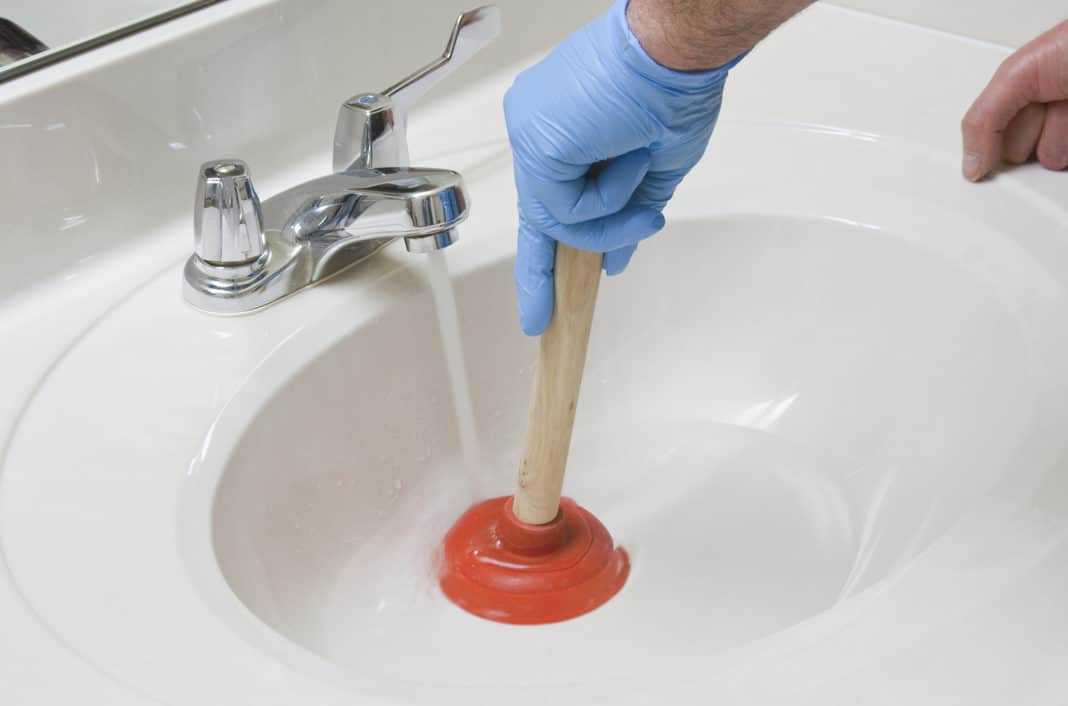 Как прочистить засор в ванной - 7 лучших способов