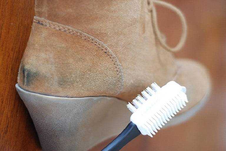 Как вывести пятно с замшевой обуви, как удалить белые и залоснившиеся жирные масляные пятна