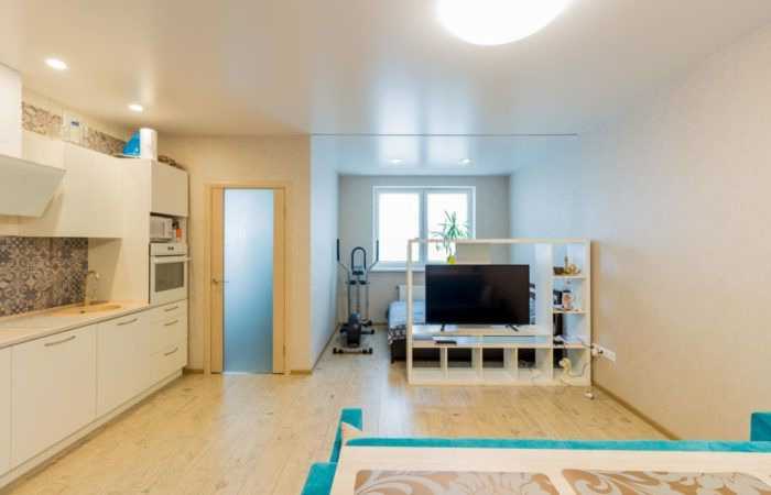 Удачные варианты дизайна квартиры-студии 30 кв м. Как ограничить спальню от кухни, идеи с одним окном, что следует учитывать при проектировании.