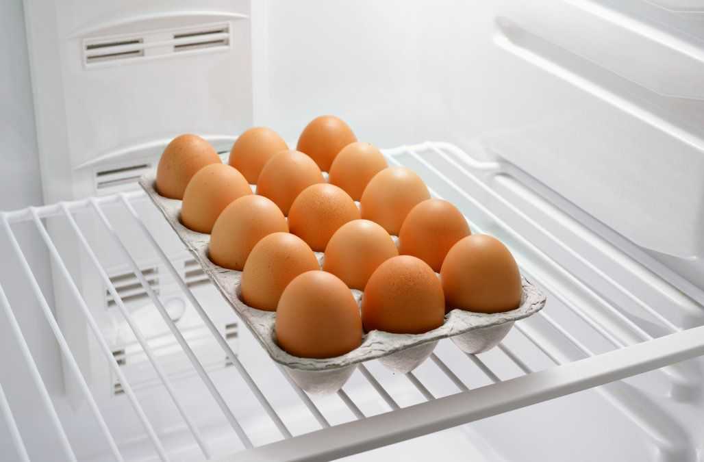 Способы хранения яиц без холодильника: в бумаге, в масле или соли. Вареные яйца без холодильнике и обработки не могут пролежать долго. Чтобы увеличить...