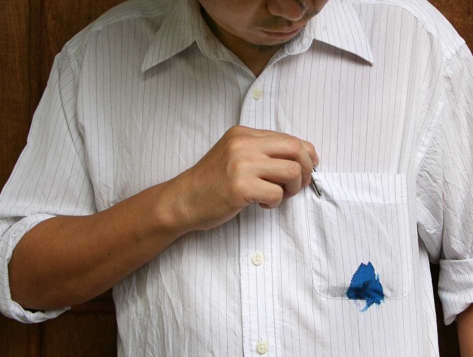 Чем и как отстирать ручку с одежды: советы хозяйки