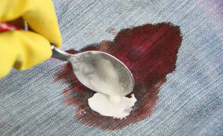 Чем отстирать краску акварельную с одежды в домашних условиях, как эффективно и без вреда вывести пятна с белой и цветной ткани?