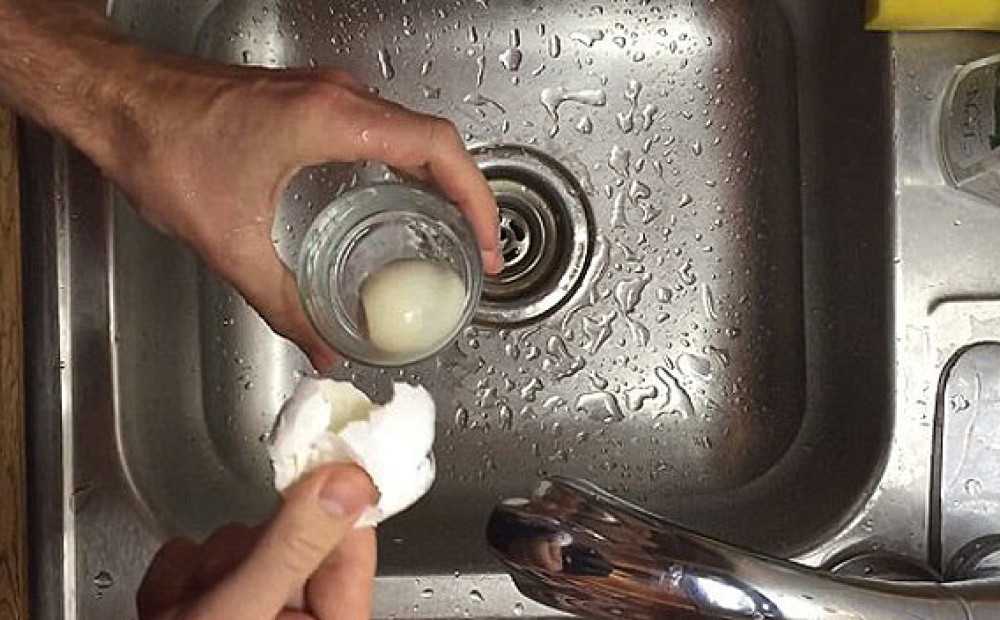 Как быстро почистить вареные яйца: 5 самых простых способа