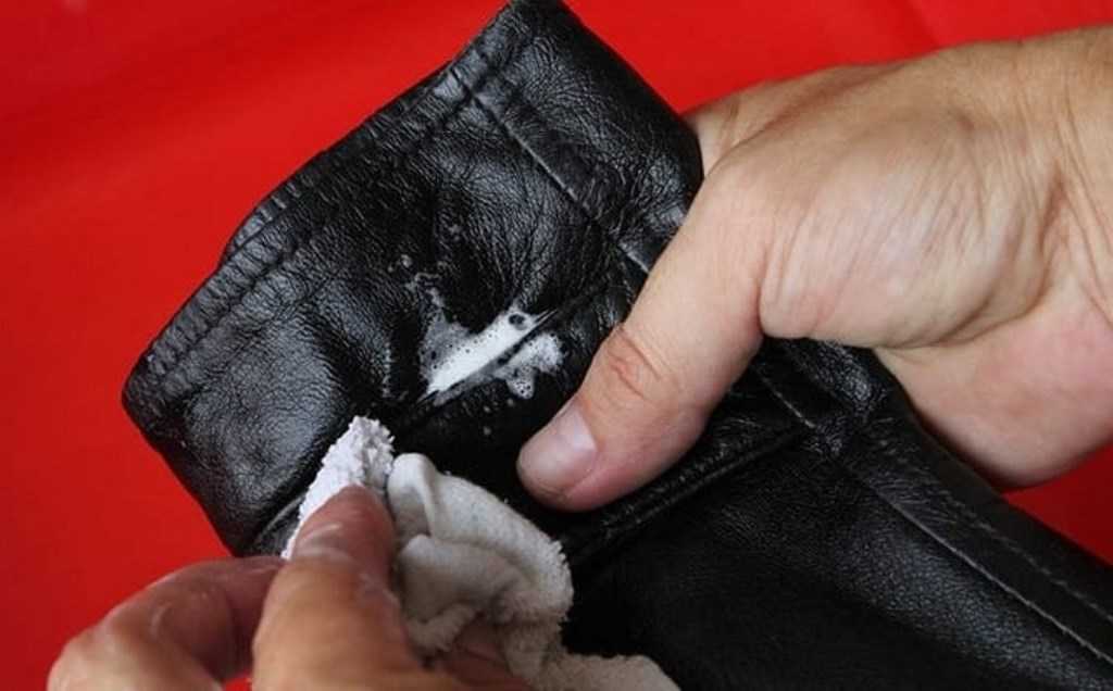 Безотказные способы как почистить кожаную куртку в домашних условиях