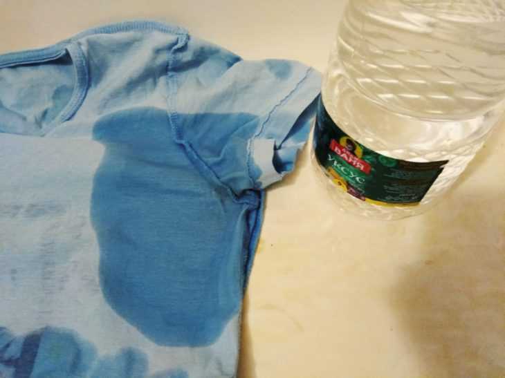 Как вывести пятна от дезодоранта под мышками на цветной одежде?