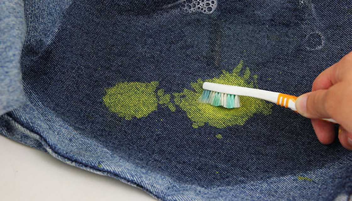Как отстирать краску с джинсов? чем и как оттереть пятна в домашних условиях, как можно отмыть и отчистить одежду от лакокрасочных материалов