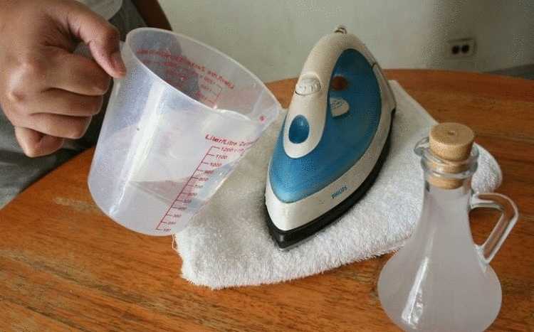 Почистить утюг в домашних условиях можно как от нагара на подошве, так и от накипи внутри утюга. Очистить утюг от нагара поможет соль, сода, нашатырь.