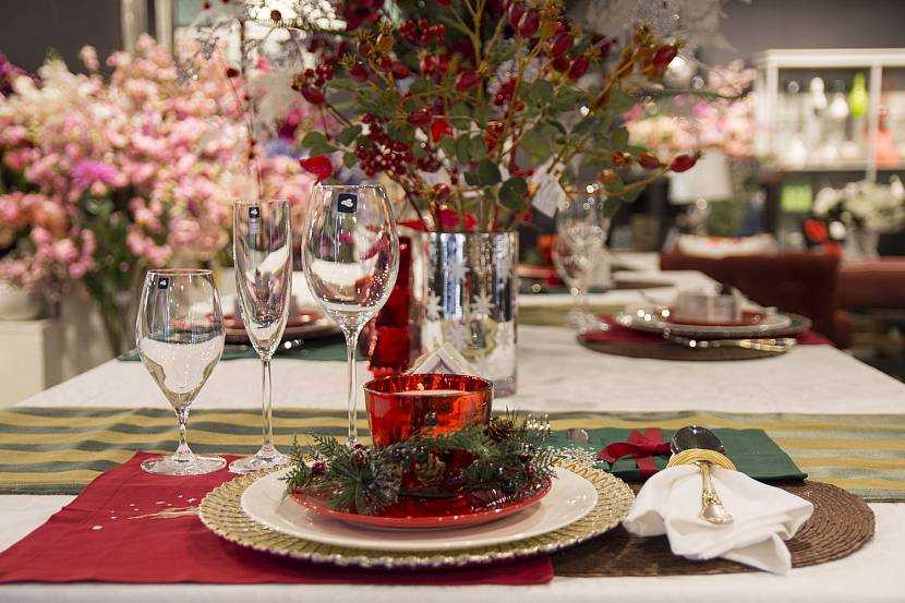 Накрываем новогодний стол (38 фото): как красиво выполнить сервировку на новый год, чем можно украсить стол в праздничную ночь