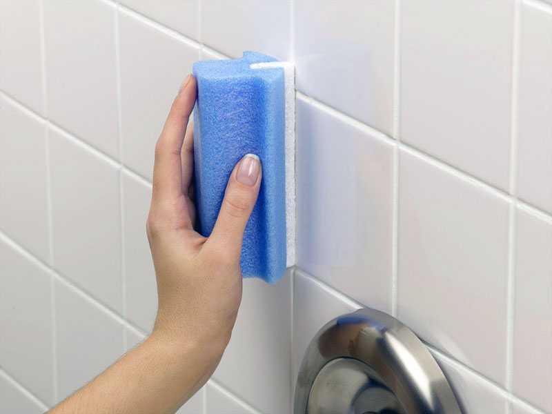 Чтобы избавиться от плесени в ванной, можно использовать такие народные средства, как уксус, сода, хлорка, перекись водорода. Важно проветривать ванную комнату после стирки.