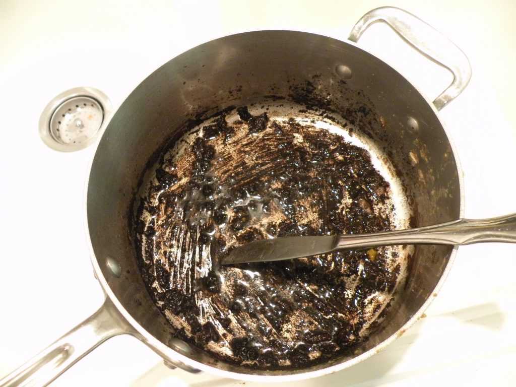 Пригорела эмалированная кастрюля: как отмыть нагар, очистить налет