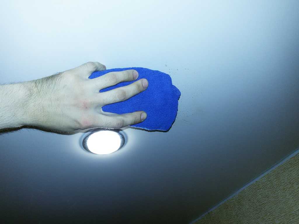 Чтобы помыть натяжной потолок, можно пользоваться мягкими тряпками, например из микрофибры. Мыть потолок лучше обычной водой. Нельзя пользоваться средствами с ацетоном.